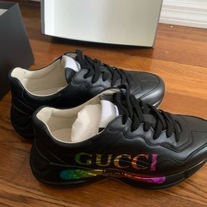 GUCCI Calfskin Iridescent Logo Mens Rhyton Sneakers 5.5 Black & rainbow